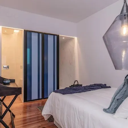 아파트 Beato Design Riverbank Retreat